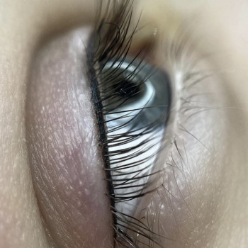 Межресничная стрелочка сразу после процедуры ✨