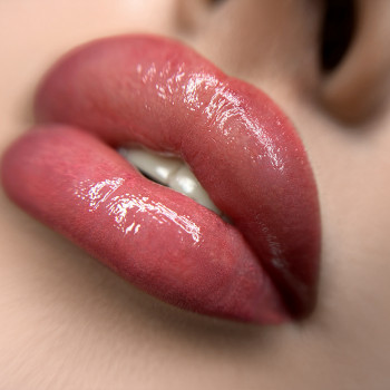 Перманентний макіяж губ
                    Мастер перманентного макияжа Оксана Вышгород