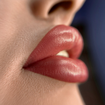 Перманентний макіяж губ
                    Мастер перманентного макияжа Оксана Вышгород