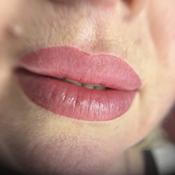 Перманентний макіяж губ
                    Мастер перманентного макияжа Оксана Вышгород