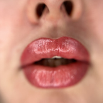 Перманентний макіяж губ
                    Мастер перманентного макияжа Оксана Вышгород