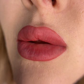 Перманентний макіяж губ
                    Мастер перманентного макияжа Оксана Вышгород