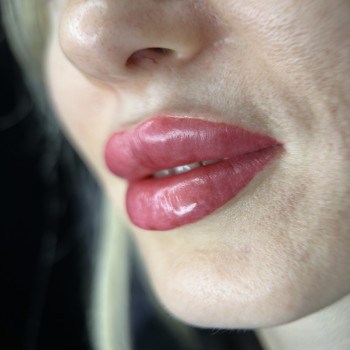 Перманентний макіяж губ
                    Мастер перманентного макияжа Оксана Вышгород