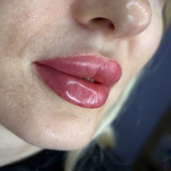 Перманентний макіяж губ
                    Мастер перманентного макияжа Оксана Вышгород