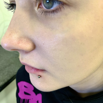 Пірсинг губи лабрет бічний