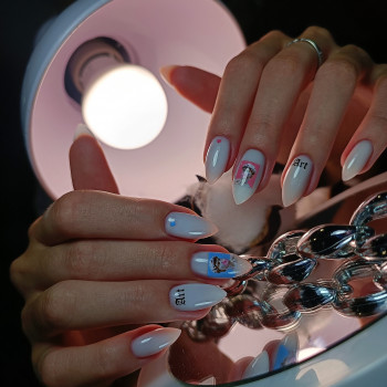 Белый маникюр миндаль с наклейками, фото - Мастер маникюра Ксена Лепетченко