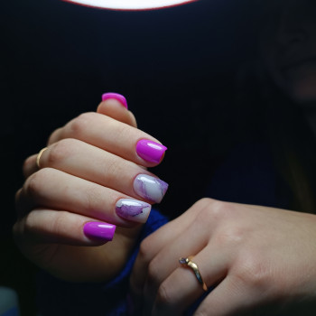 Сиреневый маникюр с разводами, фото - Мастер маникюра Ксена Лепетченко