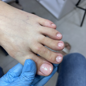 Педикюр з покриттям гель лак
                    Майстер манікюру Дарья Сміла