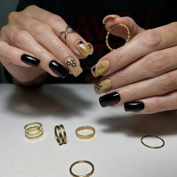 Черный маникюр с золотом наклейками, фото - Ногтевая студия Малинна