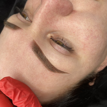 Пудрове напилення брів. Робота з чутливою шкірою, схильною до почервоніння