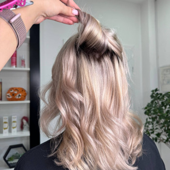 Фарбування з освітленням, шатуш
                    Салон красоты Fargo Киев