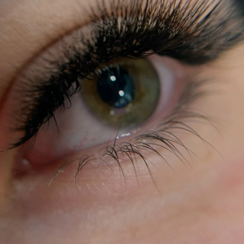 Нарощення вій у вигині М обʼєм 3Д ( стрілка на привідкриття погляду )