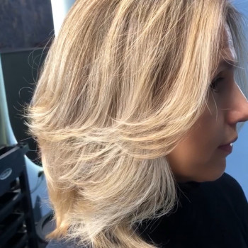 Після ✨ 
Правильно підібраний відтінок волосся та виконана техніка фарбування, що приховує сивину та змінює образ.