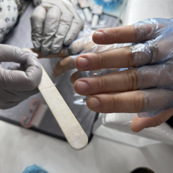 Для чого призначена процедура манікюру, кому підходить, показання і протипоказання, якого ефекту очікувати.