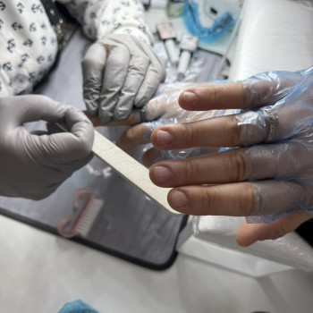 Було/стало на фото.

Що зроблено: • Крем для рук і целофанові рукавички для зволоження. 
• Зняття старого покриття. 
• Укорочення довжини. 
• На мізинці виявлена тріщина нігтьової пластини посередині. Модель відчувала сильний біль.

Далі манікюр:
 • Ремувер. 
• Тепла ванночка.
 • Видалення птеригію і кутикули.

Опил форми і пластини пилочкою.

Підготовка перед покриттям: 
• Дегідрант. 
• Ультрабонд. 
• База для зчеплення.

Сьогодні гель-лак без укріплення і моделювання. Форма квадрат. Колір обра