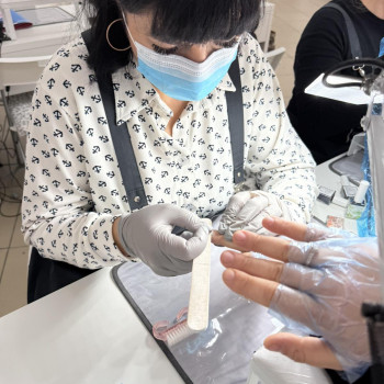 Манікюр — це не лише про красу, а й про здоров’я. Його основна мета:
- Догляд за нігтями та шкірою рук: очищення, зволоження, живлення.
- Профілактика проблем: врослі нігті, задирки, сухість, тріщини.
- Естетика: охайний вигляд, індивідуальний стиль, підкреслення образу.
- Релакс: приємна процедура, що знімає напругу та покращує настрій.

---

👩‍🦰 Кому підходить
Манікюр підходить:
- Жінкам і чоловікам будь-якого віку.
- Тим, хто хоче мати доглянуті руки та нігті.
- Людям із сухою шкірою рук, л