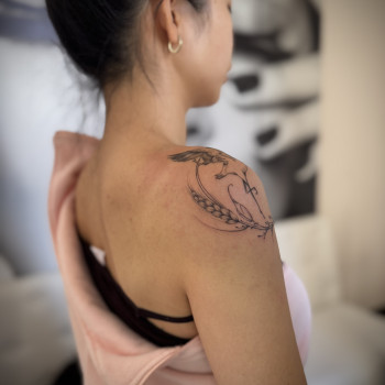 Тату лелеки в колі життя з колосків