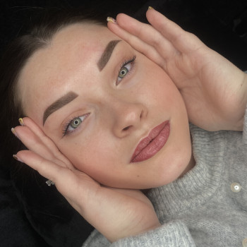 На фото перекриття перманенту брів після іншого майстра. ПМ губ у стані загоєння