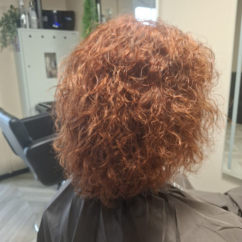 Окрашивание корней (до 5 см) волос красителем клиента
                    Парикмахер-колорист Оксана Киев