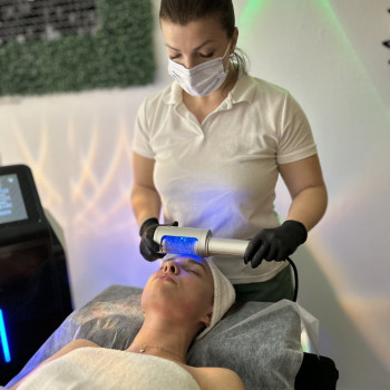 Роликовий масаж обличчя