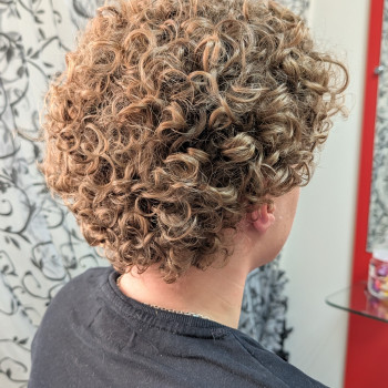 Чоловіча завивка волосся