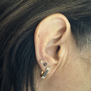 Дополнительный прокол мочки ушка, фото - мастер по пирсингу Татьяна Ананьева