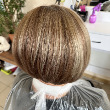 Контурний виконаний для того,щоб заховати локальну сивину.Це найкраще рішення