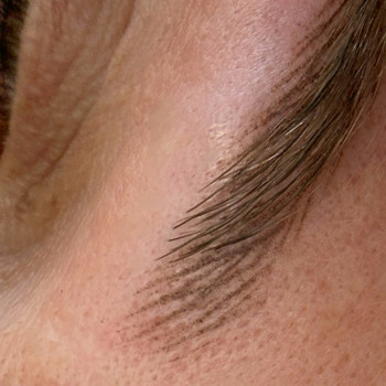 Волоскова техніка перманенту брів