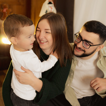 Новорічна сімейна зйомка. Фотостудія або ваша домівка.