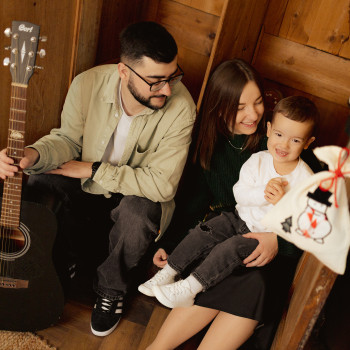 Новорічна сімейна зйомка. Фотостудія або ваша домівка.