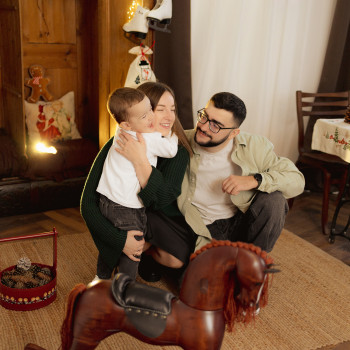 Новорічна сімейна зйомка. Фотостудія або ваша домівка.