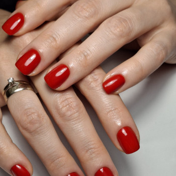 красный маникюр