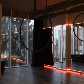 Verta Pole & Aerial Studio — простір для тренувань на пілоні та повітряних снарядах. Світло, затишок і комфорт для кожного.