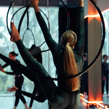 Verta Pole & Aerial Studio пропонує аеробні та силові елементи на повітряному кільці для розвитку гнучкості та балансу.