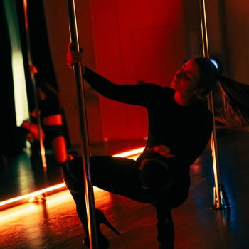 Verta Pole & Aerial Studio демонструє красу та елегантність танцю на пілоні, поєднуючи силу та грацію.