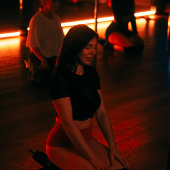 Verta Pole & Aerial Studio демонструє красу та елегантність танцю на пілоні, поєднуючи силу та граці...