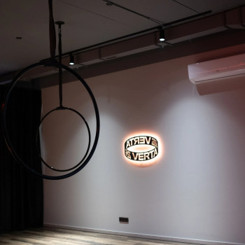 Verta Pole & Aerial Studio — простір для тренувань на пілоні та повітряних снарядах. Світло, затишок...