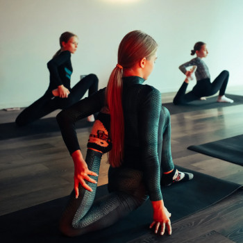 Verta Pole & Aerial Studio пропонує заняття із стречінгу для розвитку гнучкості та балансу.