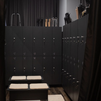 Verta Pole & Aerial Studio пропонує затишну зону для переодягання, відпочинку та зустрічі гостей.