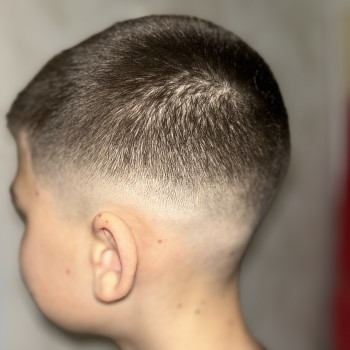 Low fade - стрижка виконана саме в цій техніці. З рівною лінією чубчика та акуратним фейдом по боках #чоловічастрижка #lowfade