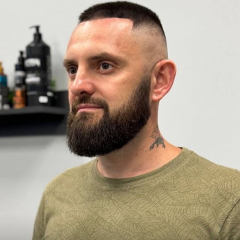 Виповнення стрижки голови та оформлення бороди. У чоловіка були залисини, ми їх перекрили