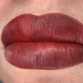 Губи зразу після процедури перманентного макіяжу