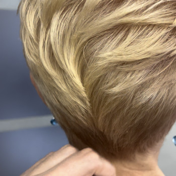 Обʼємна потилиця – бажання багатьох!
Я роблю це за допомогою техніки градуювання😊
 
 