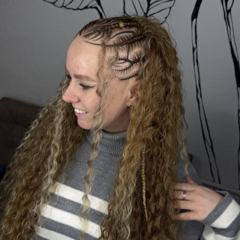 Сфінкс 
Візерунки можуть бути різними 
Кучеряшки можна замінити на косички ,або ж залишити своє во...