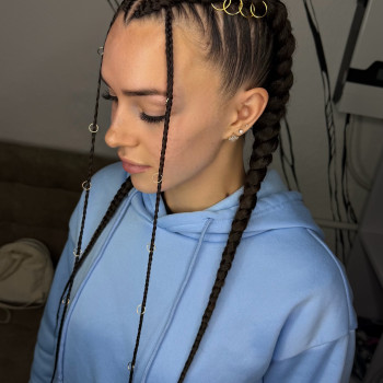 Брейди можуть бути з візерунками чи без 
З додаванням канікалону або ж зі свого волосся