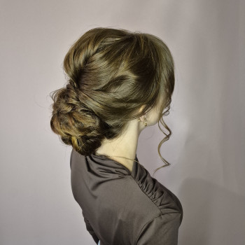 Весільна зачіска.