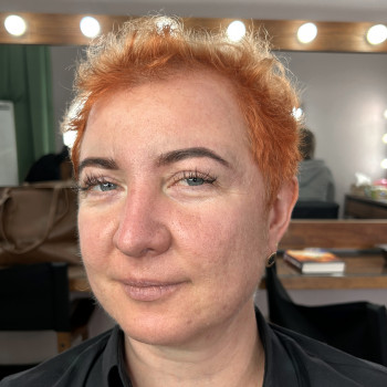 Корекція та фарбування брів фарбою (у клієнтки був залишок перманенту).