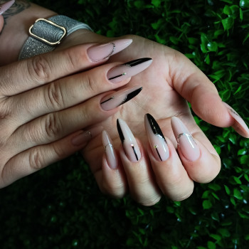 Бежевый маникюр геометрия линии, фото - Мастер маникюра Таїсія Дячек