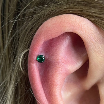 Прокол хрящика Хелікс з титановою прикрасою