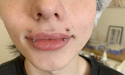 Пирсинг губы «Укус Ангела» Майстер з пірсингу Татьяна Київ